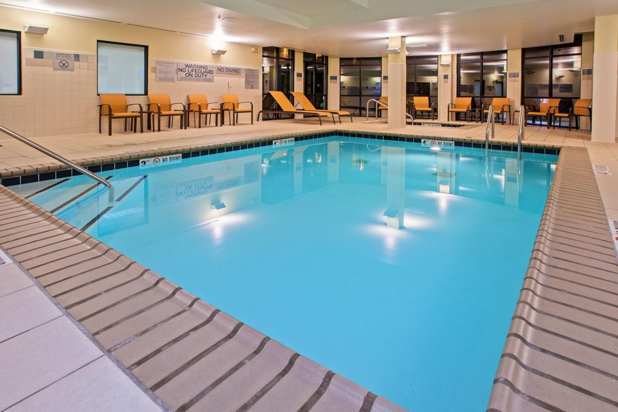 Courtyard Louisville Northeast Екстер'єр фото