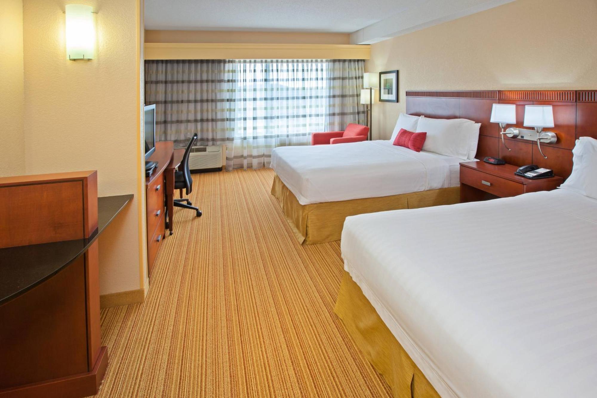 Courtyard Louisville Northeast Екстер'єр фото