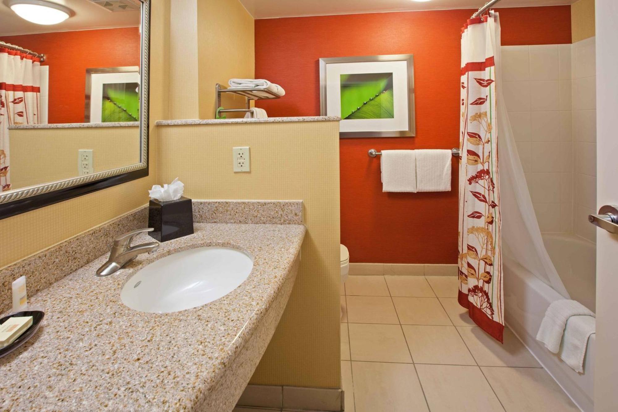 Courtyard Louisville Northeast Екстер'єр фото