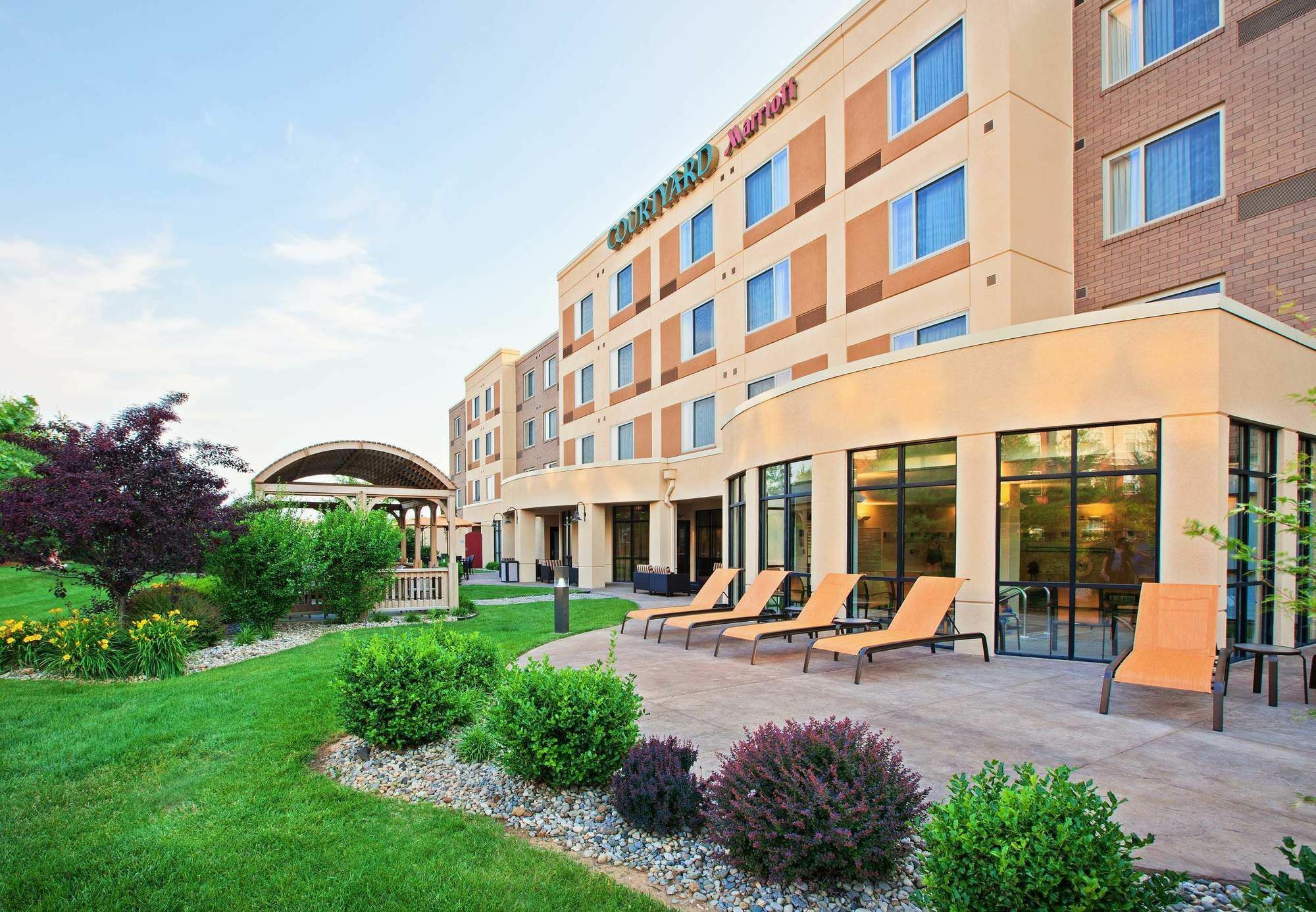Courtyard Louisville Northeast Екстер'єр фото